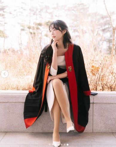 Korean Graduation Pictures, Convocation Photoshoot, Doctorate Graduation, Grad Poses, Graduation Shoot, College Graduation Pictures Poses, Grad Shoot, Grad Outfits, Grad Photography