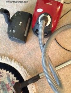 How to vacuum rugs Wool Shag Rug, Miele Vacuum, Carpet Cleaning Machines, Best Vacuum, Rug Cleaner, Wall Carpet, Chunky Wool, Upright Vacuums, Silk Rug