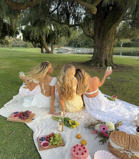 Girly Picnic Aesthetic, Picnic Photoshoot Ideas Friends, Girls Picnic Aesthetic, Girl Picnic Aesthetic, Picnic Photoshoot Friends, Picnic Background, Pastel Photoshoot, Picnic Photo Ideas, Picnic Aesthetic Friends