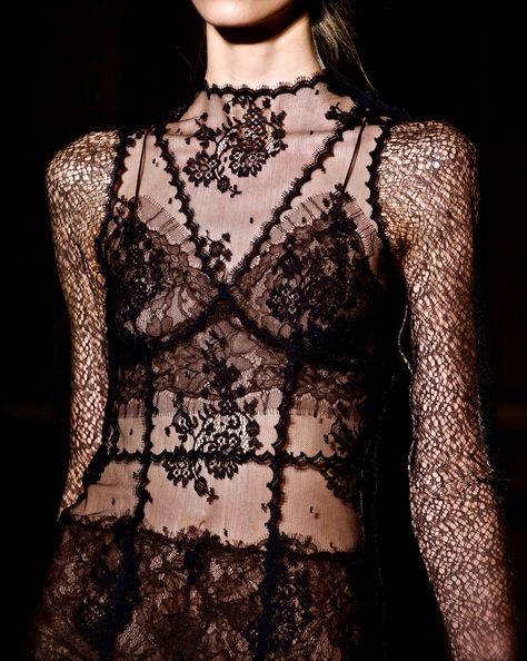 Love fashion Detail Couture, Valentino Haute Couture, Woman In Black, Valentino Couture, Couture Details, Grunge Goth, Bustiers, Dark Fashion, Inspiration Mode