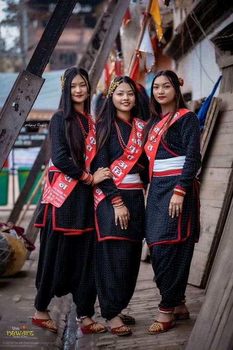 Newari Dress Design, Newari Dress, Cloak Ideas, Nepal Clothing, Asia Aesthetic, Nepal Culture, Nepal Kathmandu, Art Photography Portrait, Indian Photoshoot