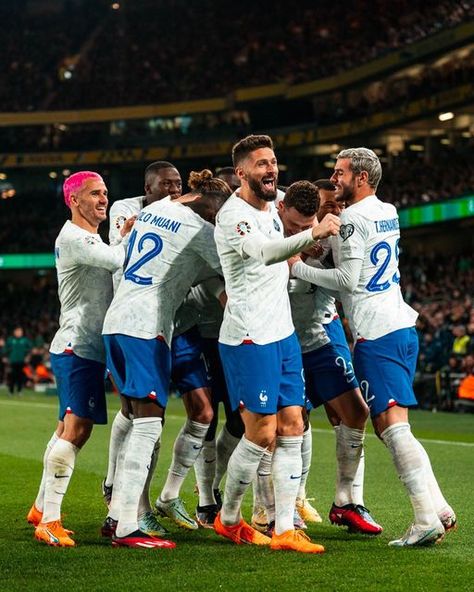 Equipe de France de Football on Instagram: "𝗩𝗜𝗖𝗧𝗢𝗜𝗥𝗘 !!! 😍🔥 3 jours après leur succès au Stade de France, nos Bleus enchaînent avec une nouvelle victoire en s'imposant sur la pelouse de la République d’Irlande 🔝 - 3 days after their stunning victory, our boys are going back home with another win and +3 points towards qualifying for Euro 2024. 🇮🇪0-1🇫🇷 | #IRLFRA | #FiersdetreBleus" France Football Team Euro 2024, France Euro 2024, Football France, Adrien Rabiot, France Team, France Football, Football Wallpaper, Football Team, Football Players