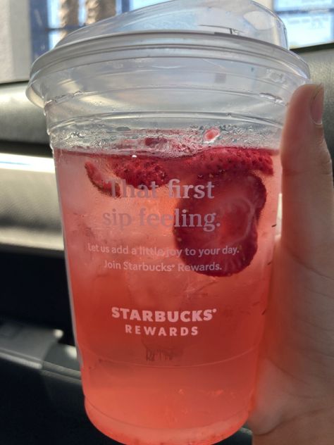 Starbucks Aesthetic Strawberry Acai, Strawberry Açaí Lemonade Refresher, Strawberry Açaí Lemonade, Refresher From Starbucks, Fresa Outfit, Lemonade Refresher, Starbucks Strawberry Acai Refresher, Best Starbucks Drinks, Strawberry Acai Refresher