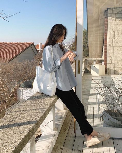 How To Style Oversized Shirt For Spring Trend 2022 Blue Shirt Black Pants, How To Style Oversized Shirt, Oversized Shirt Outfit, Yellow Shirts, Old Dresses, Twill Shirt, Spring Fashion Trends, Spring Trends, Spring Wardrobe