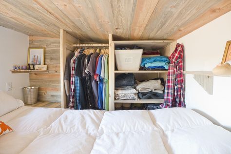 Tiny House Loft Closet Space Small Apartment Closet, Loft Closet, Tiny House Closet, House Closet, Tiny House Storage, Interior Design Minimalist, Small Tiny House, Loft Storage, Tiny House Loft