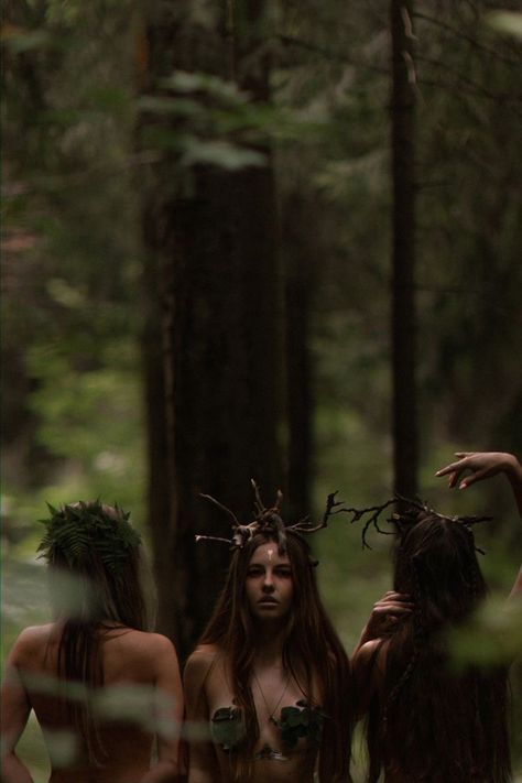 Female Power Pose, Forest Witch Aesthetic, Forest Fairies, Witch Fairy, Witch Photos, Fairy Photoshoot, Nature Witch, Witch Coven, Maria Theresa