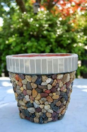 Here is another colorful stones used in a very nice way for decoration of the garden and yard. Mosaic Planters, Mosaic Pots, Mosaic Flower Pots, Flower Pot Art, Diy Flores, نباتات منزلية, Terra Cotta Pot Crafts, Mosaic Garden Art, Flower Pot Design