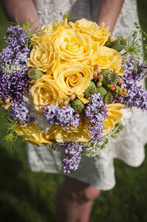 Wedding Ideas Yellow, Rapunzel Wedding, Yellow Wedding Bouquet, Making A Wedding Dress, Yellow Lilac, Yellow Bouquets, Purple Wedding Bouquets, Lavender Bouquet, Mom Wedding