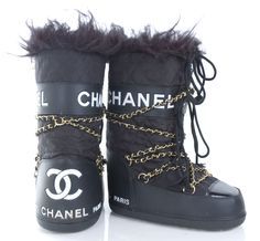 Boots Chanel, Doc Martens Boots, Chanel Outfit, Live In Style, Snow Fashion, Ski Fashion, 5 To 7, Chanel Accessories, Moon Boots