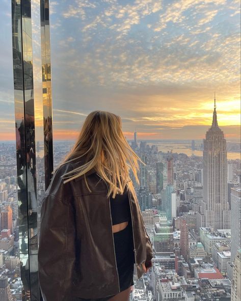 New York Instagram Pictures Aesthetic, Nyc Photo Inspiration, Poses For City Pictures, Nyc Senior Pictures Photo Shoot, New York Aesthetic Photos, Photos To Take In New York, Nyc Aesthetic Pictures, Post Inspo Instagram, New York City Poses