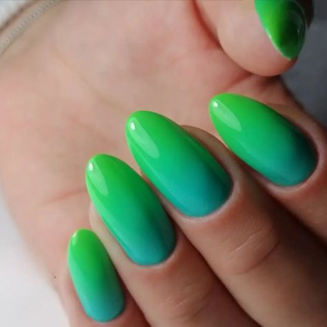 26 Ombre Summer Nails 2024: Trendy Styles for Vibrant Manicures - divagaze.com Green And Pink Ombre Nails, Blue Green Ombre Nails, Ombre Summer Nails, Green Ombre Nails, Summer Nail Inspiration, Purple Ombre Nails, Summer Nails 2024, Simple Spring Nails, Sunset Hues