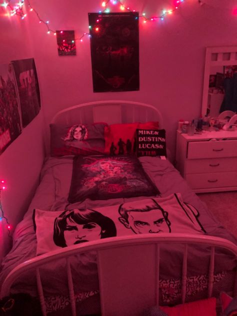 Stranger things room Stranger Things Aesthetic Room Decor, Bedroom Ideas Stranger Things, Room Ideas Stranger Things, Stranger Things Bedroom Decor, Stranger Things Bedroom Aesthetic, Stranger Things Room Ideas Diy, Stranger Things Room Aesthetic, Stranger Things Inspired Room, Stranger Things Themed Bedroom