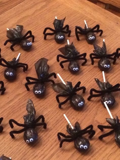 Creepy, crawly spider lollipops Spider Lollipops, Mom Tweets, Bug Food, Candy People, Teacher Motivation, Halloween Treats For Kids, Craft Station, Halloween Sweets, Easy Halloween Crafts