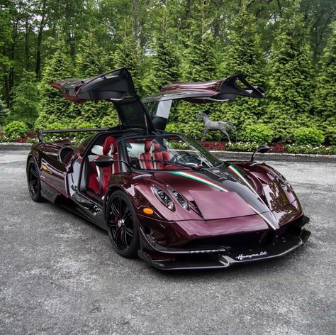 Pagani Huayra BC "Kingtasma" in Rad and Black carbon fiber w/ Red accents, Tricolore stripes & 24 Karat gold crowns under the rear aerodynamic flaps. Photo taken by: @toronto_exotic_car_spotting on Instagram Owned by: @sparky18888 & @vtm_theking_4 on Instagram Xe Bugatti, Pagani Car, Pagani Huayra Bc, Tmax Yamaha, Pagani Huayra, Super Sport Cars, Lamborghini Cars, Exotic Sports Cars, Cool Sports Cars