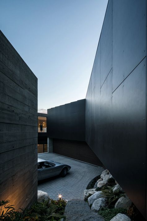 BlackCliff House // McLeod Bovell Modern Houses - Architizer Journal Japanese Exterior, Formed Concrete, Studio Workspace, Sand House, Lake Flato, Architecture Jobs, Board Formed Concrete, Design Studio Workspace, Retreat House