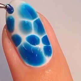 iLash Mafia on Instagram: "Realistic pool water reflection nails to beat the heat 🥵💦💦💦 Save 📍 this tutorial! ⠀⠀⠀⠀⠀⠀⠀⠀⠀ The DOPAMINE rush I got when I finished this set was insane!! I’ve been seeing this water reflection nail trend where ppl apply the blue polish first and then clear drops into a wet layer of white, but when I tried that, I wasn’t super happy with the results. After some experimenting I found that adding a jelly blue into white gel creates the exact effect I was looking for Reflection Nails, Pool Nail Art, Pool Nails, Blooming Gel, Water Reflection, Nail Trend, Blue Polish, Water Reflections, Pool Water