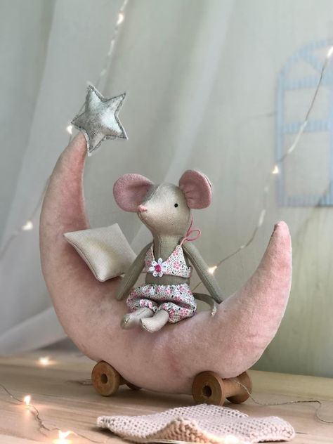 Mice Dolls, Moon Bed, Maileg Doll House, Maileg Dolls, Diy Rag Dolls, Mouse Crafts, Homemade Dolls, Doll Diy Crafts, Sewing Stuffed Animals