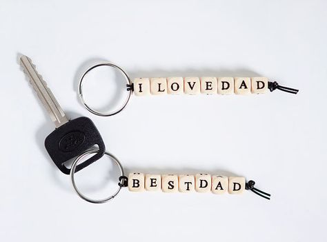 DIY Father’s Day Key Chains - Father’s Day Crafts {Simple and Sweet} #fathersday #crafts #keychains Creative Gift Baskets, Homemade Fathers Day Gifts, Cadeau Parents, Diy Gifts For Mom, Diy Father's Day Gifts, Father's Day Diy, Cadeau Diy, Dad Day, Fathers Day Crafts