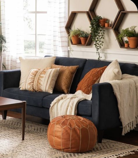 Dark Couch, Table Living Room Decor, Navy Couch, Blue Couch Living Room, Art Plants, Rectangle Coffee Table, Living Room Decor Cozy, Style Deco, Blue Living Room