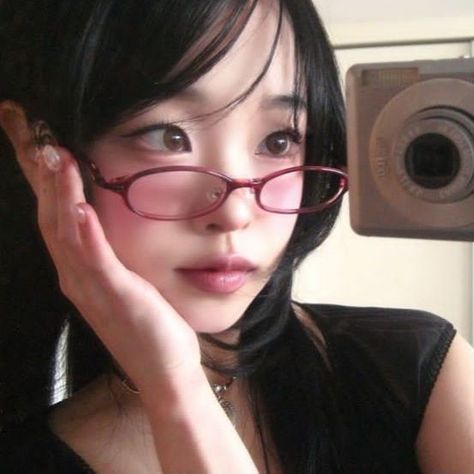 Newbie’s Guide to Trendy Korean Hairstyles Pretty Asians With Glasses, Asian Girl With Glasses, Bayonetta Style, Asian Pfp, Japanese Glasses, Glasses Asian, Asian Glasses, Bangs And Glasses, Bayonetta Glasses