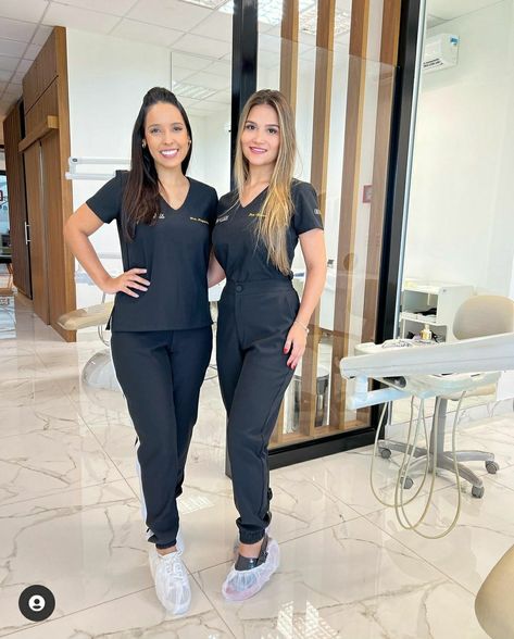 Spa Uniform Ideas Style, Salon Uniform Ideas, Esthetician Uniform, Beauty Therapist Uniform, Beautician Uniform, Beauty Salon Uniform Ideas, Malu Trevejo Outfits, Therapist Outfit, Medical Scrubs Fashion