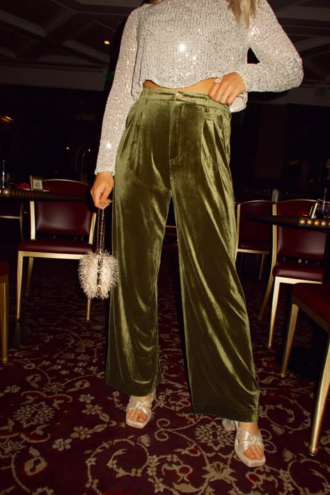 Our Holiday Season Velvet Pants are the perfect blend of luxury, comfort, and style. Soft to the touch, these high waisted pants feature pleats and a button and zipper closure, for an elegant and chic look. Their stretchy velvet is perfect for formal occasions, from business meetings to holiday dinners and drinks parties. Glam, versatile, and elegant - you can't go wrong. 95% Polyester 5% Elastane Dry clean only. Silk Pants Outfit Winter, Velvet Trousers Outfit, Silk Pants Outfit, Green Velvet Pants, Chic Dinner Outfit, Winter Dinner Outfit, Green Pants Outfit, Winter Pants Outfit, Outfit Retro