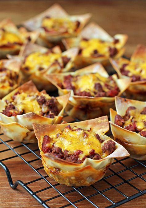 Chili Wonton Cups Super Bowl Foods, Phyllo Appetizers, Wrapper Recipes, New York Deli, Wonton Wrapper Recipes, Ww Snacks, Emily Bites, Ww Food, Appetizer Party