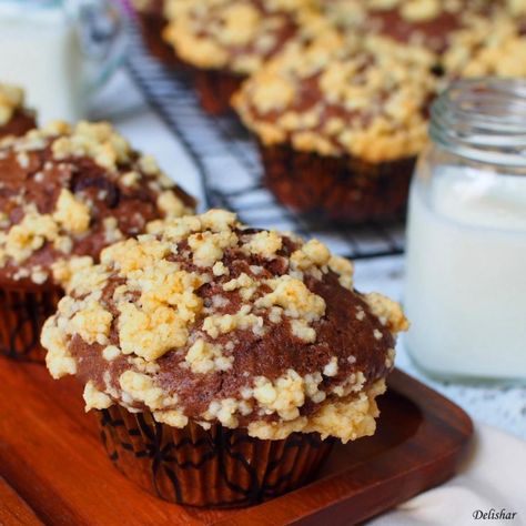 Chocolate Cookie Crumble Muffins Chocolate Cookie Crumble, Crumble Muffins, Chocolate Crumble, Cookie Crumble, Mixer Recipes, Cookie Toppings, Muffin Streusel, Powder Sugar, Breakfast Sweets