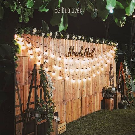 Lights on wooden wall backdrop Maybe ideas for the backdrop of your head table :) Deco Champetre, Wedding Ceremony Ideas, Summer Party Decorations, Wall Backdrops, Ideas Party, Wedding Cake Designs, Wedding Guide, Wedding Planners, Backyard Wedding