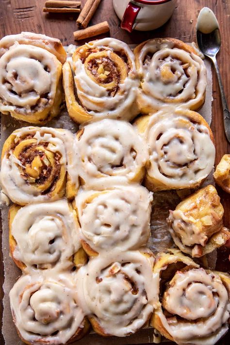 Autumn Breakfast, Maple Icing, Half Baked Harvest Recipes, Cinnamon Roll Bake, Apple Cinnamon Rolls, Apple Maple, Food Aesthetics, Sweet Recipe, Chop Suey