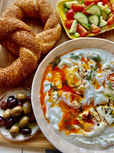 Turkish Poached Eggs, Turkish Mezze, Turkish Eggs, Turkish Breakfast, Second Breakfast, Turkish Style, Middle Eastern Recipes, Turkish Recipes, Poached Eggs