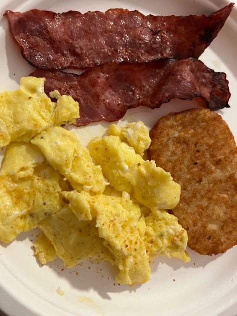 Hash browns, bacon and egg breakfast Eggs Bacon Sausage Breakfast, Eggs And Bacon Aesthetic, Bacon Aesthetic, Hood Meals, Bacon And Eggs Breakfast, Freakshakes Recipe, Breakfast Bacon, Eggs And Bacon, Chicken Burgers Recipe