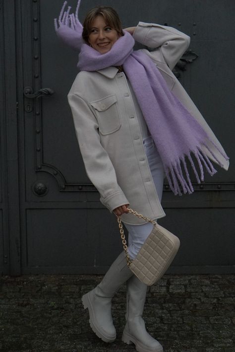 Winter Outfit 
Flauschiger Schal
Weißes Outfit
Monochromer Look
Weiße Stiefel
Lilas Lavender Scarf Outfit, Lilac Winter Outfit, Lilac Scarf Outfit, Lilac Beanie Outfit, Purple Scarf Outfit, Lilac Winter Aesthetic, Purple Scarf Aesthetic, Scarf Outfit, Purple Scarves