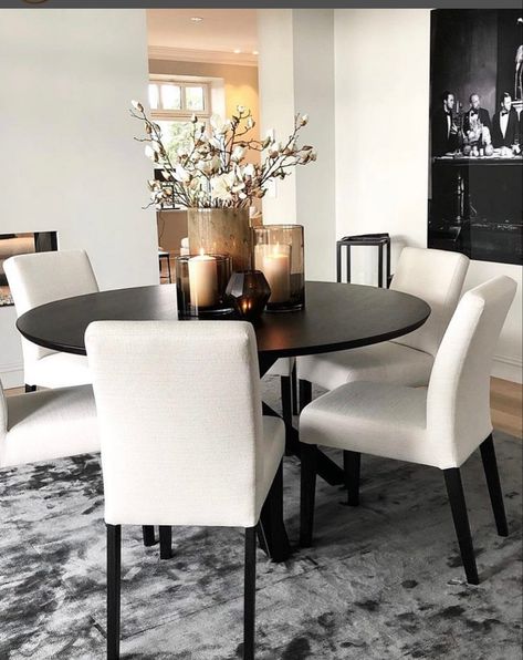 Black Grey Cream Dining Room, Circle Black Dining Table, White Circle Table Dining Rooms, Black Round Dining Table Decor Ideas, Round Black Dining Table Decor, Black Round Table Decor, Circular Dining Table Decor, Black Round Dining Table Decor, Black And Beige Dining Room