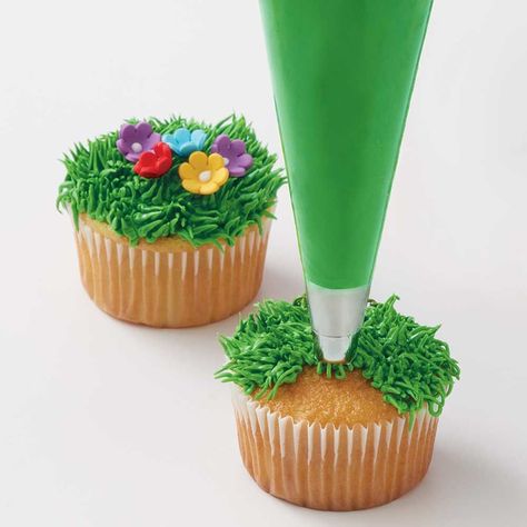 The grass tip creates the most celebrated, easily accomplished decorations! The serrated edges of the grass tip makes ridges in the icing as you squeeze it out. Our step-by-step video shows you how! Savory Cakes, Blackberry Cake, Cake Piping, Torte Cupcake, Frosting Tips, Icing Tips, Piping Icing, Baking Essentials, Easter Cupcakes