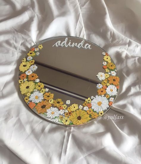 Small Mirror Painting Ideas Easy, Mirror Drawing Ideas Aesthetic, Flowers Painted On Mirror, Cute Mirror Painting Ideas Easy, Mirror Art Painted Aesthetic, Painting On Mirrors Aesthetic, Drawing On Mirror Ideas, Flowers On Mirror, Cute Mirror Painting Ideas