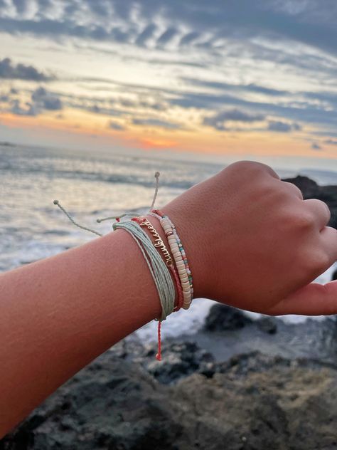 Aesthetic Pura Vida Bracelets, Bracelet Stack Beachy, Bracelet Stack Pura Vida, Puravida Bracelets Aesthetic, Pura Vida Bracelet Stack, Pura Vida Bracelets Stacked, Pura Vida Bracelets Aesthetic, Pura Vida Aesthetic, Purvida Bracelets