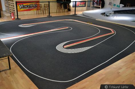 Halle der "RC Drift Arena" in Mönchengladbach (NRW). --- www.feenfluegeltv.de #rcdriftcars Rc Car Track, Drift Track, Ship In Bottle, Rc Track, Rc Drift Cars, Rc Drift, Slot Car Tracks, Rc Hobbies, Drift Car