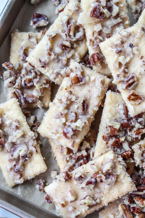 Nutty Toffee Crackers - Baking You Happier Butter Toffee Pretzels Recipe, Christmas Cracker Toffee, Toffee Crackers, Cracker Toffee Recipe, Famous Cookies, Drink Presentation, Club Crackers, Cracker Toffee, Snack Mixes