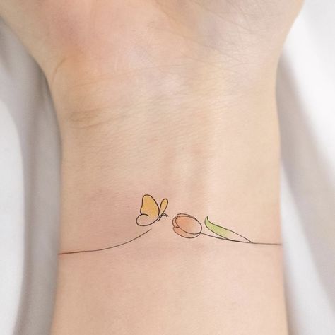 Tulip Tattoo, Petit Tattoo, Tato Henna, Small Pretty Tattoos, Tasteful Tattoos, Petite Tattoos, Wrist Tattoos For Women, Tattoo Ideas Female, Small Hand Tattoos