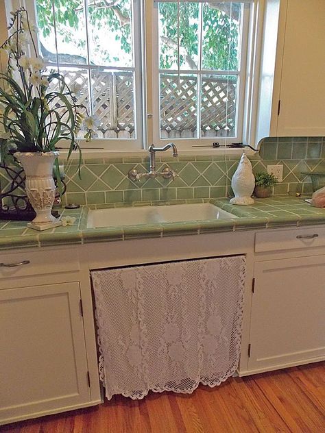 Vintage Tile Countertops Kitchen, Vintage Kitchen Countertops, Vintage Tile Countertops, Kitchen Counter Tile Ideas, Ceramic Tile Countertops Kitchen, Tiled Countertop Kitchen, Tiled Kitchen Counter, Tiled Kitchen Countertops, Vintage Tile Kitchen