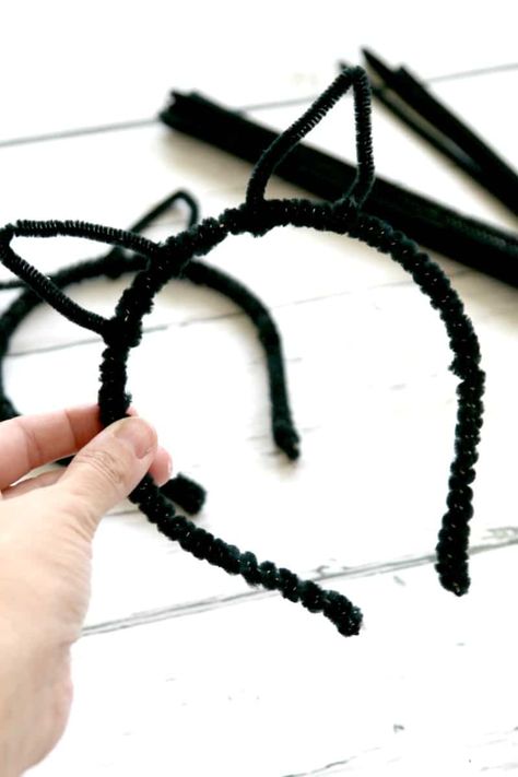 How to Make Cat Ears with a Headband and Pipe Cleaners : Fun Halloween Craft for DIY costumes Diy Cat Ears Headband, Make Cat Ears, Diy Halloween Headbands, Clean Cat Ears, Thundercats Costume, Diy Cat Ears, Cat Headband, Mean Cat, Cat Ages