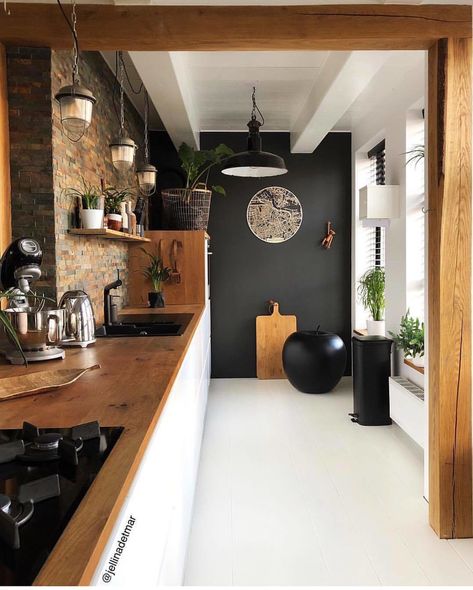 Inspiring Kitchen | Black paint accent wall by @jellinadetmar 💕 Mud Room, Design Case, Home Decor Kitchen, 인테리어 디자인, House Inspiration, A Kitchen, Wall Colors, Kitchen Inspirations, Kitchen Interior