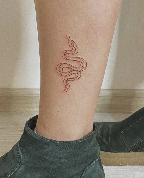 Snake Ankle Tattoo, Tattoos Simplistic, Small Snake Tattoo, Red And Black Snake, Rib Tattoos For Women, Tattoo Red, Snake Tattoo Design, Red Ink Tattoos, Red Tattoos