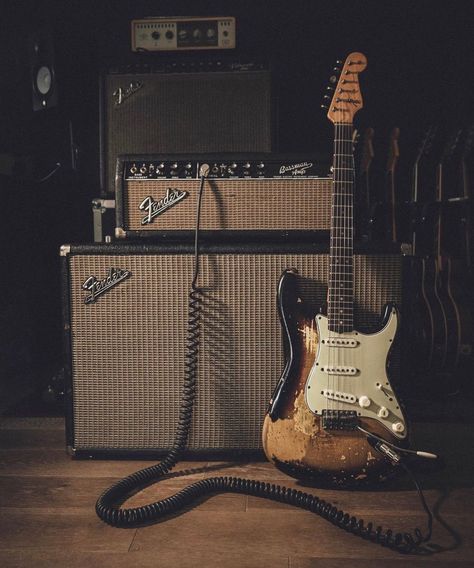 Fender Stratocaster Aesthetic, Vintage Guitar Aesthetic, Electric Guitar Photography, Fender Amp, Guitar Aesthetic, Band Aesthetic, Album Aesthetic, Fender Strat, Stratocaster Guitar