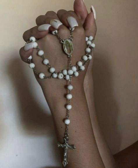 Rosary On Hand, Leigh Bardugo, 2024 Christmas, Six Of Crows, Crows, Green Aesthetic, Christmas Wishlist, Rosary, Cartier