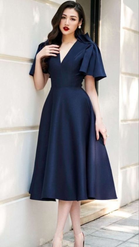 Simple Classy Prom Dresses, Nice Dresses Classy Formal, Elegant Dresses Classy Modest, Fashion Outfits For School, Simple Frock Design, Classic Dresses, Simple Frocks, Outfits For School, Classy Prom Dresses