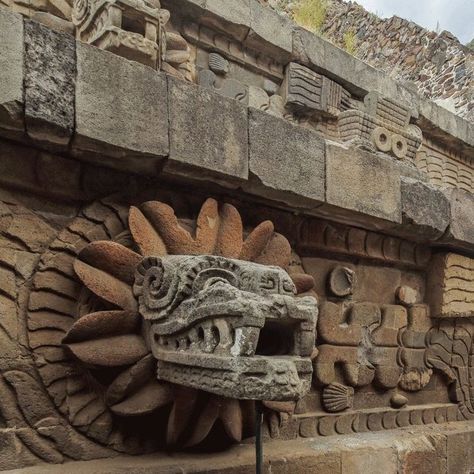 Aztec Statues, Feathered Serpent, Ancient Aztecs, Grey Alien, Aztec Tattoo, Spanish Style Home, Aztec Art, Native Art, Beautiful Architecture