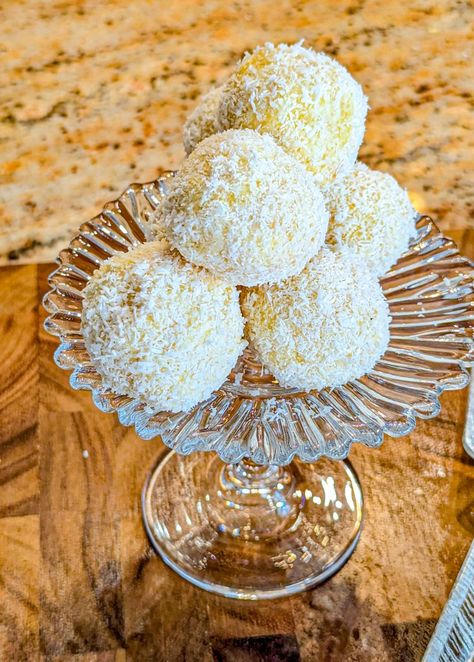 Pineapple Christmas Balls - Home Chef World Pineapple Balls Cream Cheeses, Pineapple Christmas Balls, Unbaked Cookies, Pineapple Balls, Pineapple Cream Cheese, Christmas Dessert Table, Xmas Baking, Cheese Alternative, Pineapple Christmas