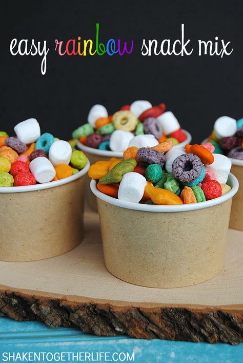 Make a fun snack mix with assorted rainbow colored tasty treats! This easy colorful Rainbow Snack Mix is perfect for St. Patrick's Day! Classroom Snacks, Rainbow Snacks, Rainbow Treats, Sandwich Bar, Preschool Snacks, Snack Mix Recipes, Kids Treat, Rainbow Food, Toddler Snacks